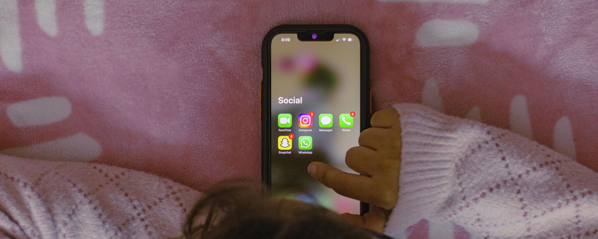 Una niña sostiene un teléfono celular con redes sociales (imagen referencial) Una niña sostiene un teléfono celular con redes sociales (imagen referencial) - Sputnik Mundo, 1920, 15.06.2026