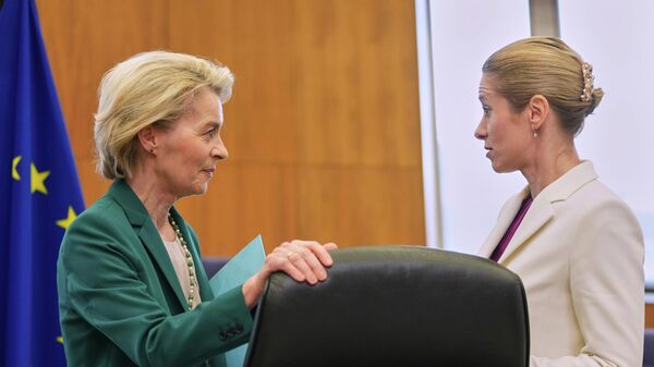 La presidenta de la Comisión Europea, Ursula von der Leyen, conversa con la jefa de política exterior de la Unión Europea, Kaja Kallas - Sputnik Mundo
