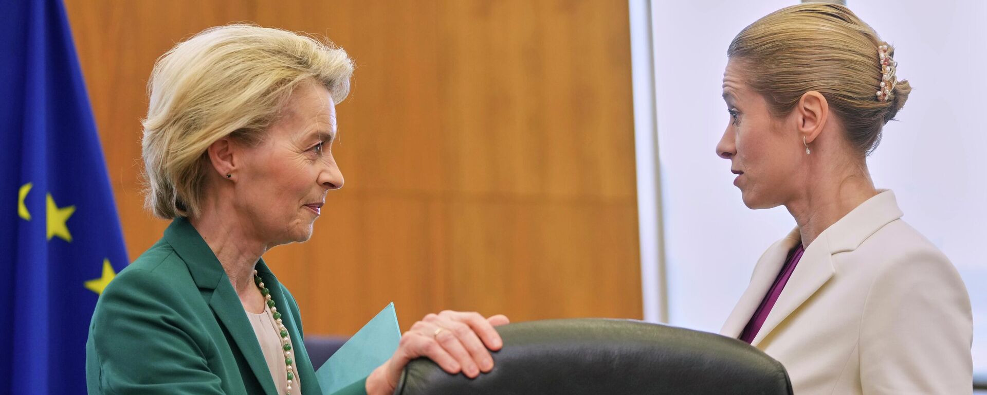 La presidenta de la Comisión Europea, Ursula von der Leyen, conversa con la jefa de política exterior de la Unión Europea, Kaja Kallas - Sputnik Mundo, 1920, 16.06.2026