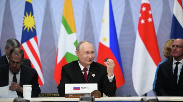 Vladímir Putin, presidente de Rusia, durante la cumbre Rusia-ASEAN - Sputnik Mundo