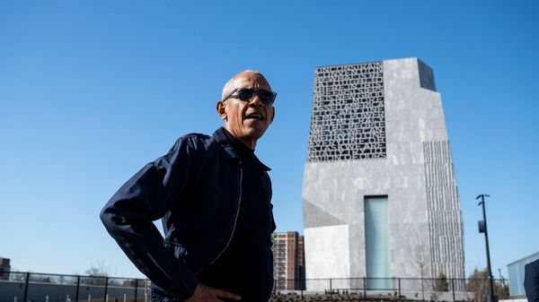 Barack Obama y en el fondo, su flamante Centro Presidencial, localizado en la ciudad de Chicago. - Sputnik Mundo