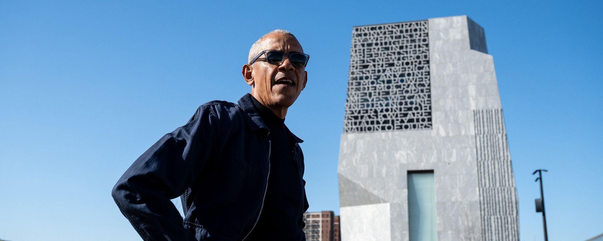 Barack Obama y en el fondo, su flamante Centro Presidencial, localizado en la ciudad de Chicago. - Sputnik Mundo, 1920, 25.06.2026