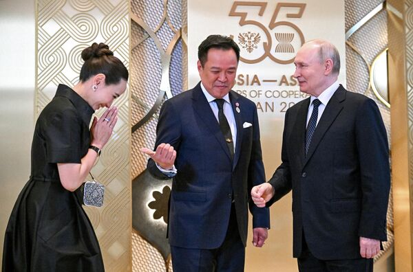 El presidente de Rusia, Vladímir Putin, durante la ceremonia oficial de recepción de los jefes de delegación participantes en la cumbre Rusia-ASEAN en Kazán.En la foto: el primer ministro del Reino de Tailandia, Anutin Charnvirakul, y su esposa, Thananon Niramit. - Sputnik Mundo