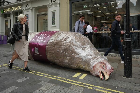 Activistas por el bienestar animal exhiben un Frankenwrap animatrónico de 4 metros para denunciar el supuesto incumplimiento de Pret A Manger en sus compromisos de bienestar avícola, Londres, Reino Unido. - Sputnik Mundo