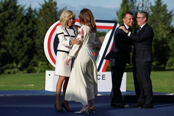 El presidente francés, Emmanuel Macron, y su esposa, Brigitte Macron, saludan al primer ministro británico, Keir Starmer, y a su esposa, Victoria Starmer, durante la ceremonia protocolaria de arribos de la cumbre del G7, celebrada en Evian-les-Bains, Francia. - Sputnik Mundo