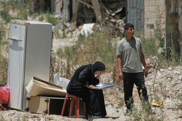 Los palestinos recogen sus pertenencias de sus hogares evacuados después de que el Ejército israelí emitiera varios permisos de acceso temporal para los residentes del campamento de refugiados de Tulkarm, Cisjordania. - Sputnik Mundo