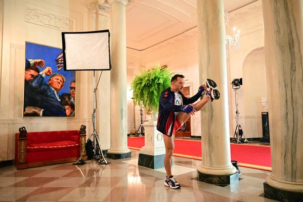 Michael Chandler —artista marcial mixto estadounidense— calienta en el Gran Salón de la Casa Blanca antes de su combate de peso ligero contra el brasileño Maurício Ruffy durante el UFC Freedom 250 en el Jardín Sur de la Casa Blanca. - Sputnik Mundo