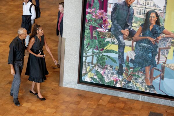 El expresidente de EEUU, Barack Obama, y la ex primera dama Michelle Obama reaccionan junto al primer retrato que les fue encargado a Njideka Akunyili Crosby en el vestíbulo Hope and Change del Museo del Centro Presidencial Barack Obama, Illinois, Estados Unidos. - Sputnik Mundo