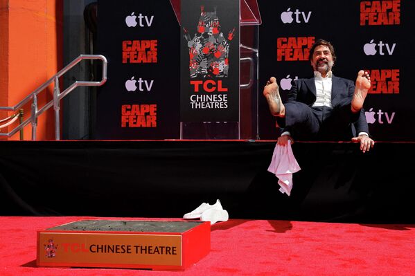 El actor Javier Bardem reacciona tras dejar las huellas de sus manos y pies en cemento durante su ceremonia en el TCL Chinese Theatre de Los Ángeles, California, Estados Unidos. - Sputnik Mundo