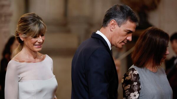 El presidente del Gobierno de España, Pedro Sánchez, y su esposa, Begoña Gómez, en el Palacio Real de Madrid, España, el 19 de junio de 2024 - Sputnik Mundo