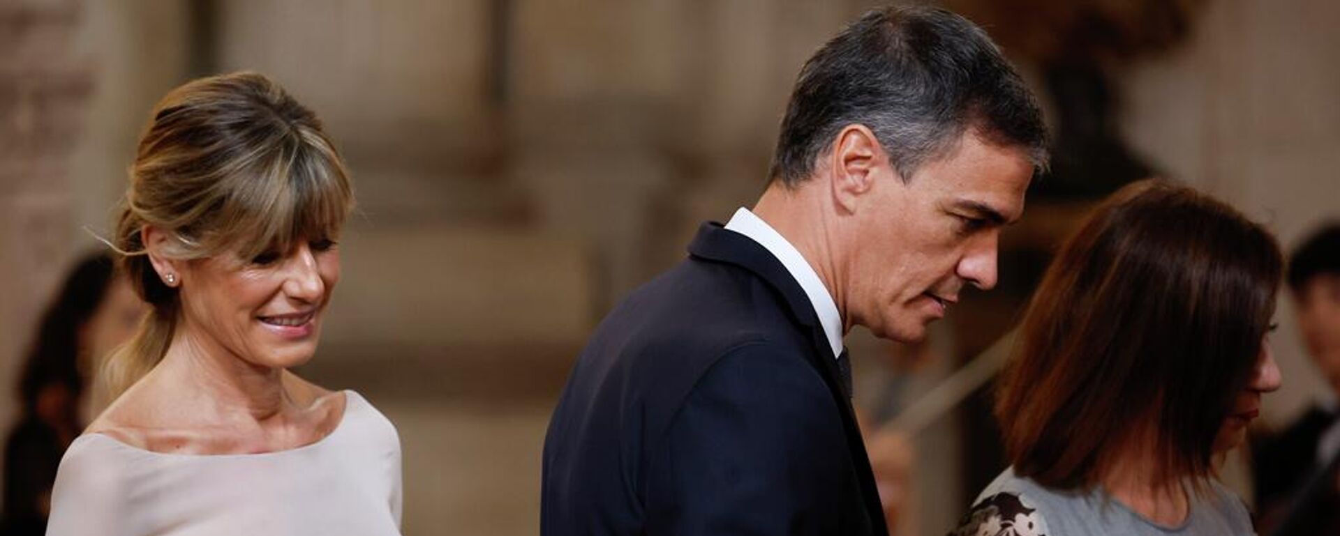 El presidente del Gobierno de España, Pedro Sánchez, y su esposa, Begoña Gómez, en el Palacio Real de Madrid, España, el 19 de junio de 2024 - Sputnik Mundo, 1920, 20.06.2026