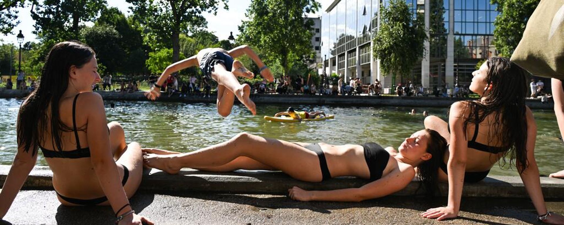 Los parisinos disfrutan del agua en el canal Saint-Martin de París, el 17 de junio de 2026, primer día en que se autoriza el baño en el canal, mientras la capital atraviesa una ola de calor. - Sputnik Mundo, 1920, 26.06.2026