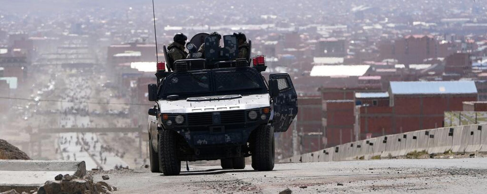 La policía realiza rondines tras el decreto del estado de excepción en Bolivia. - Sputnik Mundo, 1920, 21.06.2026