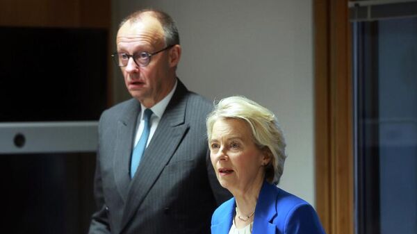 El canciller de Alemania, Friedrich Merz, y la presidenta de la Comisión Europea, Ursula von der Leyen, asisten a un desayuno de trabajo sobre migración en la Cumbre de la UE en Bruselas, el 18 de diciembre de 2025  - Sputnik Mundo
