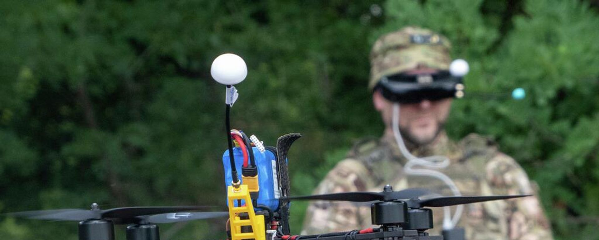 Un militar ucraniano de la 57.ª Brigada Motorizada controla un dron FPV en la línea del frente en la región de Járkov, Ucrania, el 12 de agosto de 2025  - Sputnik Mundo, 1920, 22.06.2026