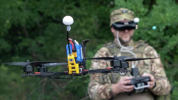 Un militar ucraniano de la 57.ª Brigada Motorizada controla un dron FPV en la línea del frente en la región de Járkov, Ucrania, el 12 de agosto de 2025  - Sputnik Mundo