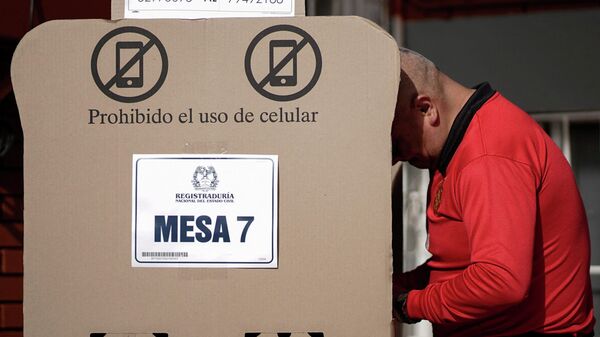 Una persona vota en la segunda vuelta de las elecciones presidenciales, en Bogotá, Colombia, el 21 de junio de 2026 - Sputnik Mundo