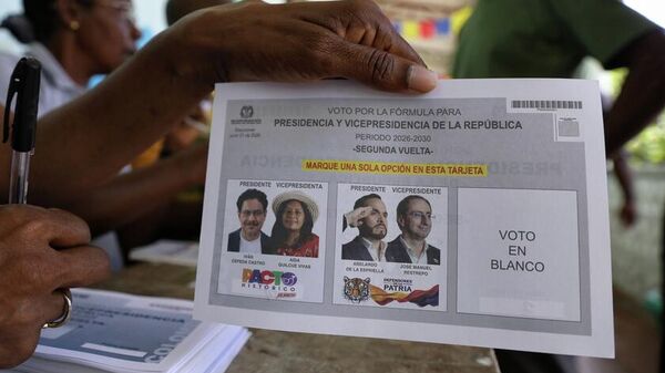 Boleta de la segunda vuelta de los comicios presidenciales en Colombia. - Sputnik Mundo