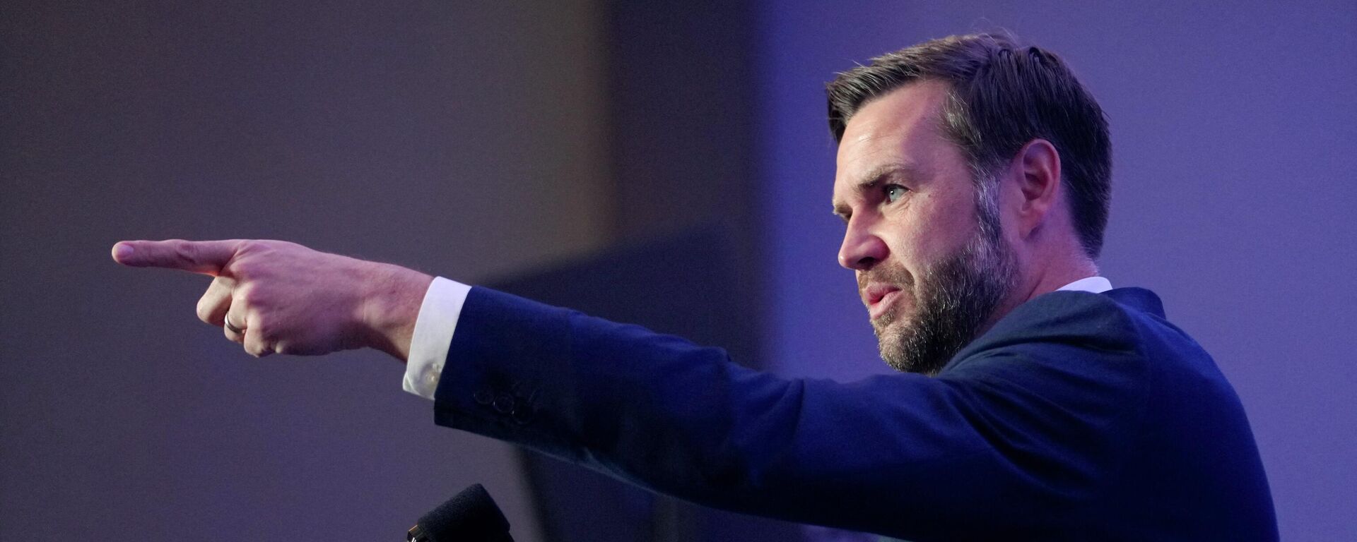 JD Vance, vicepresidente de Estados Unidos, señala mientras habla con los medios de comunicación antes después de que Estados Unidos e Irán mantuvieran conversaciones de alto nivel en Suiza, el 22 de junio de 2026  - Sputnik Mundo, 1920, 22.06.2026