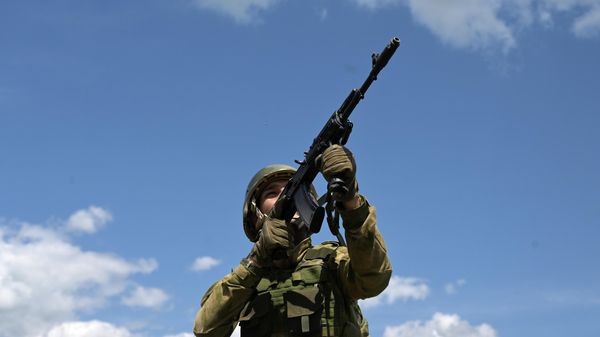 Soldado ruso en la zona de la operación militar especial - Sputnik Mundo