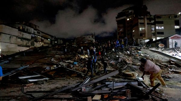 Los equipos de rescate buscan entre los escombros tras un terremoto en Caracas, Venezuela. - Sputnik Mundo