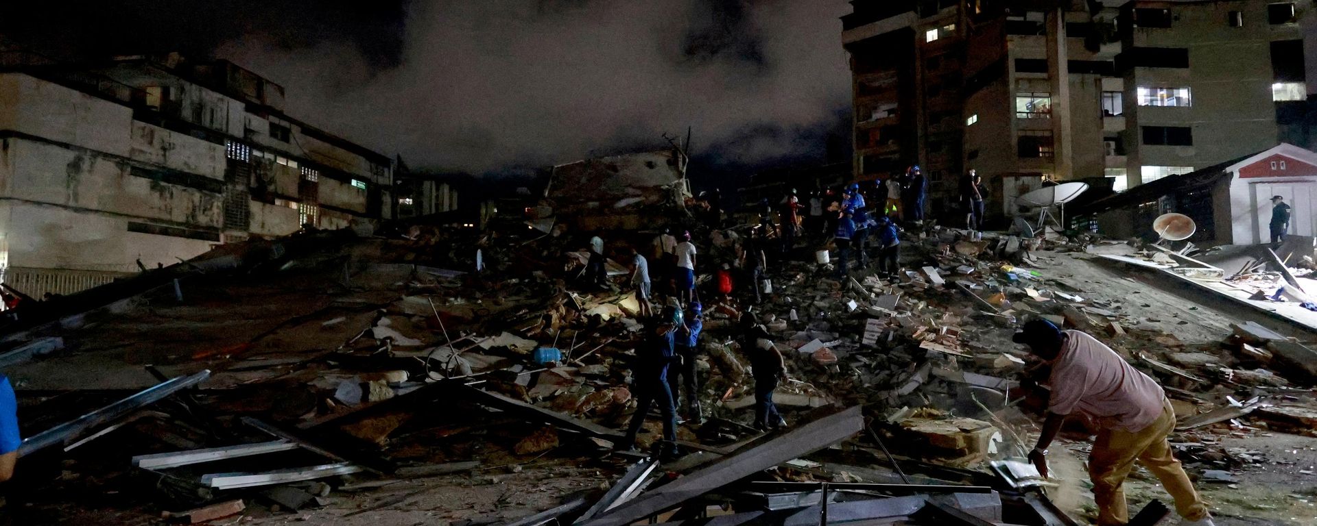 Los equipos de rescate buscan entre los escombros tras un terremoto en Caracas, Venezuela. - Sputnik Mundo, 1920, 05.07.2026