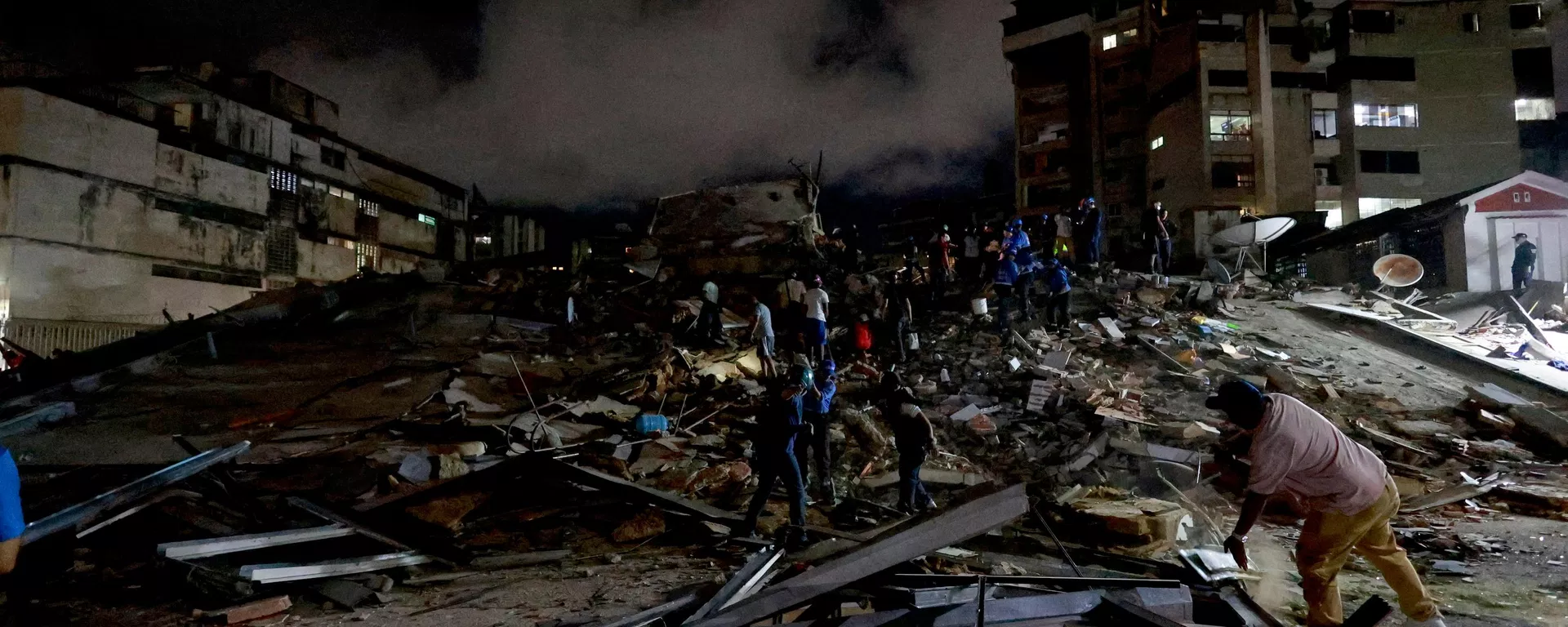 Los equipos de rescate buscan entre los escombros tras un terremoto en Caracas, Venezuela. - Sputnik Mundo, 1920, 05.07.2026