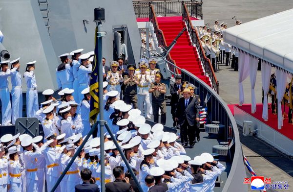 El líder norcoreano, Kim Jong-un, asiste a la ceremonia de puesta en servicio del primer destructor nacional. - Sputnik Mundo