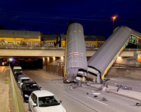 Dos vagones de un tren de carga quedaron sobre una calle de Múnich después de descarrilar tras una colisión en un puente. - Sputnik Mundo