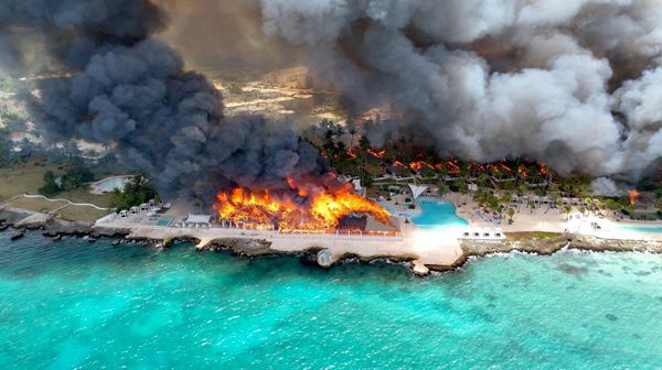 Un fuerte incendio arrasa el hotel Viva Wyndham Dominicus Beach en República Dominicana. - Sputnik Mundo