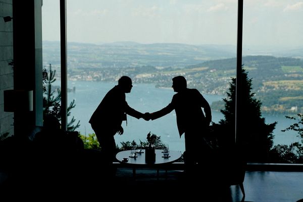 Participantes en la reunión cuatripartita entre EEUU, Irán, Pakistán y Catar en Suiza intercambian un apretón de manos. - Sputnik Mundo