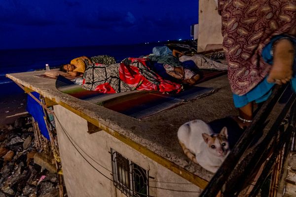 Residentes de la ciudad india de Mumbai duermen en los techos de sus casas para escapar del calor y la humedad. - Sputnik Mundo