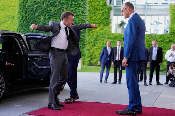 El canciller alemán, Friedrich Merz, da la bienvenida al presidente francés, Emmanuel Macron, en la cumbre de la OTAN en Berlín. - Sputnik Mundo