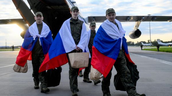 Soldados rusos tras un intercambio de prisioneros de guerra entre Rusia y Ucrania - Sputnik Mundo
