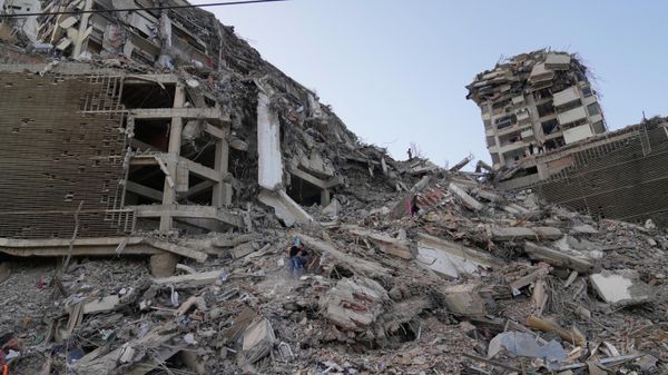 Los vecinos rebuscan entre los escombros dos días después de que un terremoto sacudiera La Guaira, en Venezuela - Sputnik Mundo