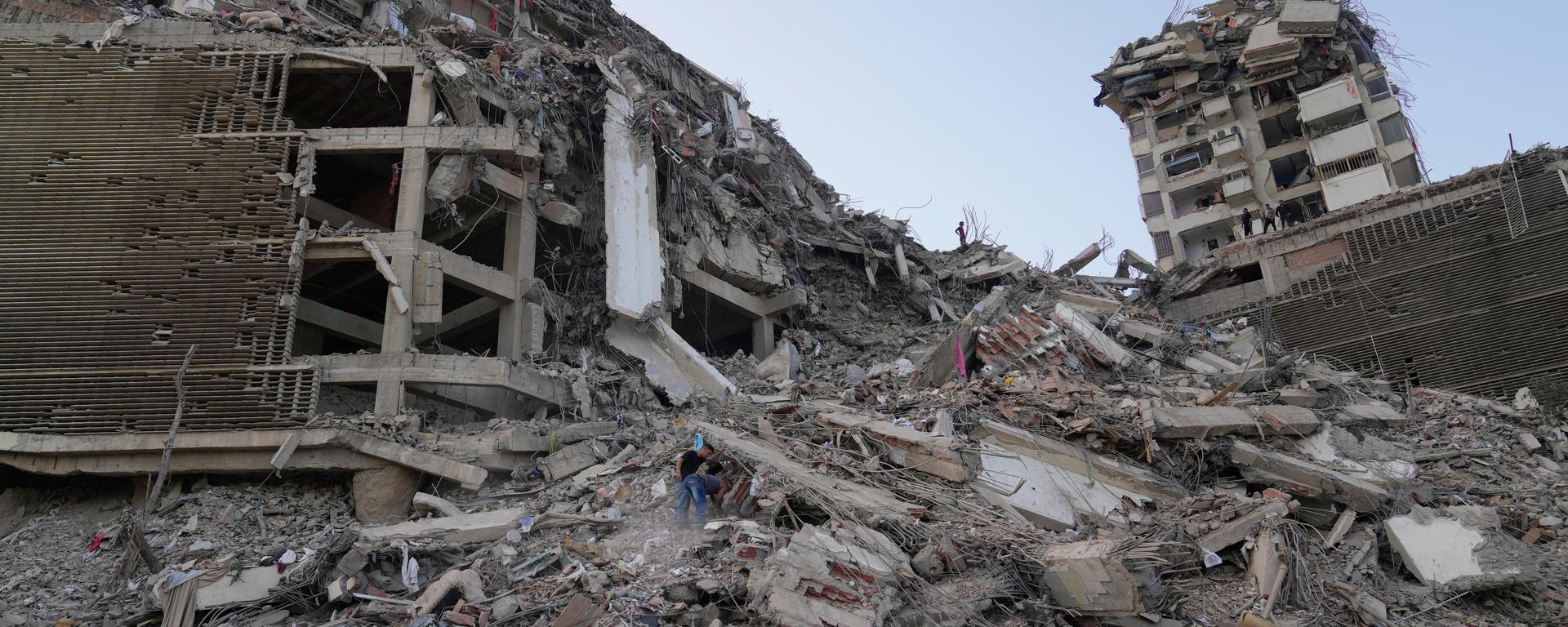 Los vecinos rebuscan entre los escombros dos días después de que un terremoto sacudiera La Guaira, en Venezuela - Sputnik Mundo, 1920, 26.06.2026