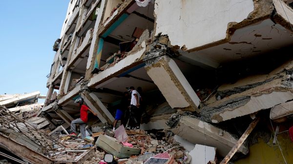 Los vecinos caminan entre los escombros dos días después de que los terremotos azotaran Catia La Mar, en Venezuela - Sputnik Mundo