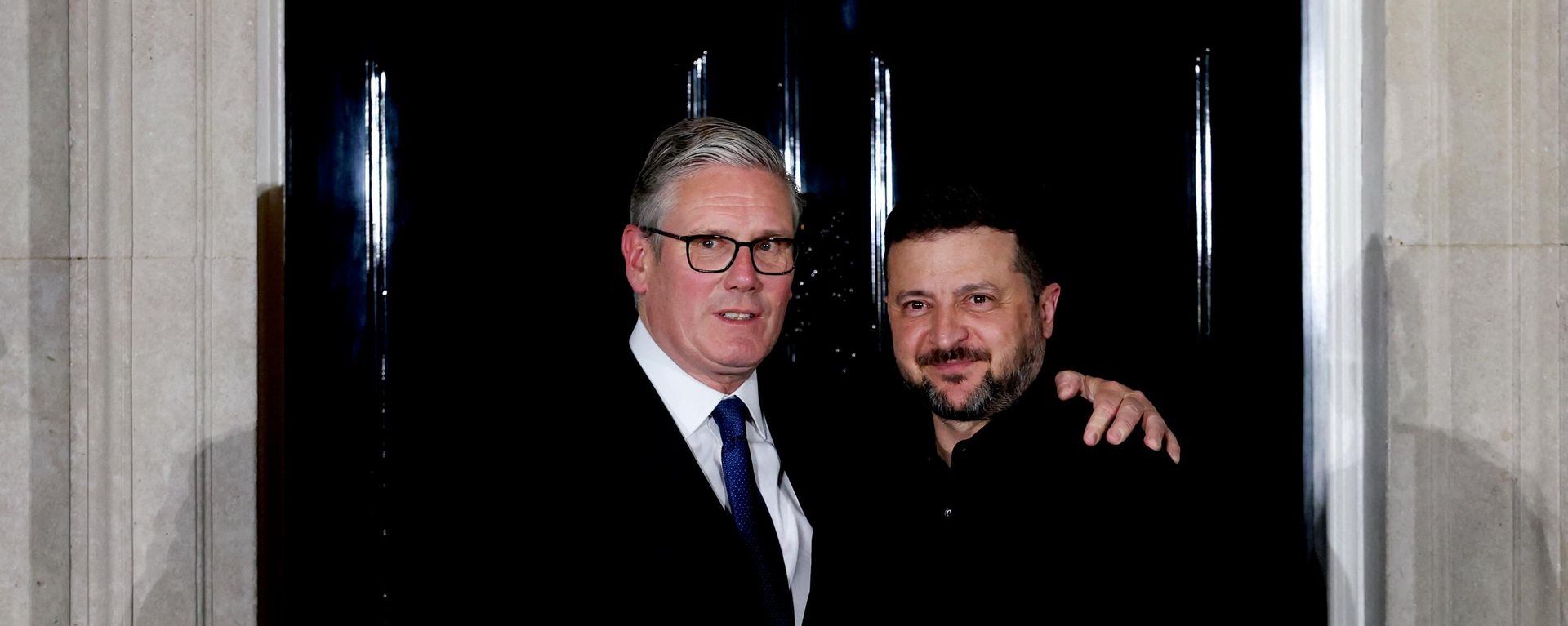 Primer ministro británico, Keir Starmer, con Volodímir Zelenski  - Sputnik Mundo, 1920, 28.06.2026