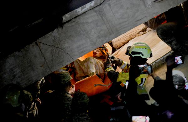 La brigada mexicana rescata a Jhonquer Cerpas, de 13 años, en La Guaira, el 27 de junio. - Sputnik Mundo
