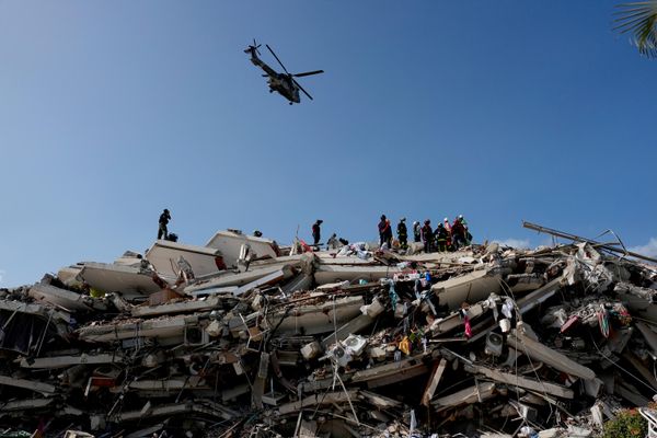 Trabajadores de rescate buscan entre los escombros tres días después de que los terremotos azotaran Catia la Mar. - Sputnik Mundo