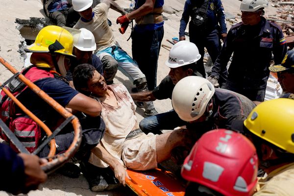 Los equipos de rescate colocan a Daniel Cordero en una camilla tras sacarlo de entre los escombros dos días después del terremoto que sacudió Catia la Mar. - Sputnik Mundo