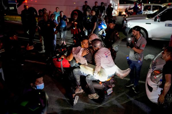 Un joven rescatado de entre los escombros es trasladado en moto dos días después de los terremotos en La Guaira. - Sputnik Mundo