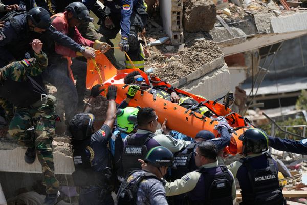 Los equipos de rescate rescatan a Moisés Calzadilla, de 11 años, de entre los escombros tres días después de los terremotos en La Guaira. - Sputnik Mundo