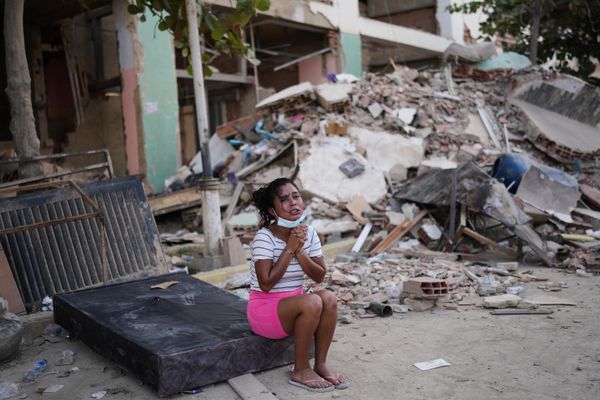 Una mujer llora junto a unos edificios dañados tres días después de que se produjera un terremoto en La Guaira. - Sputnik Mundo