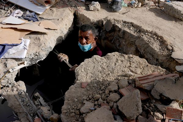 Franklin Fuentes busca a sus familiares desaparecidos en el edificio derrumbado donde vivían, dos días después de que los terremotos azotaran La Guaira. - Sputnik Mundo
