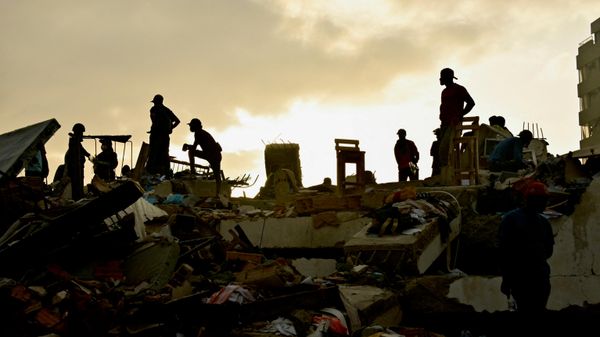 Personal de rescate participa en las labores de salvamento tras los terremotos que azotaron el país, en La Guaira, Venezuela, el 27 de junio de 2026  - Sputnik Mundo