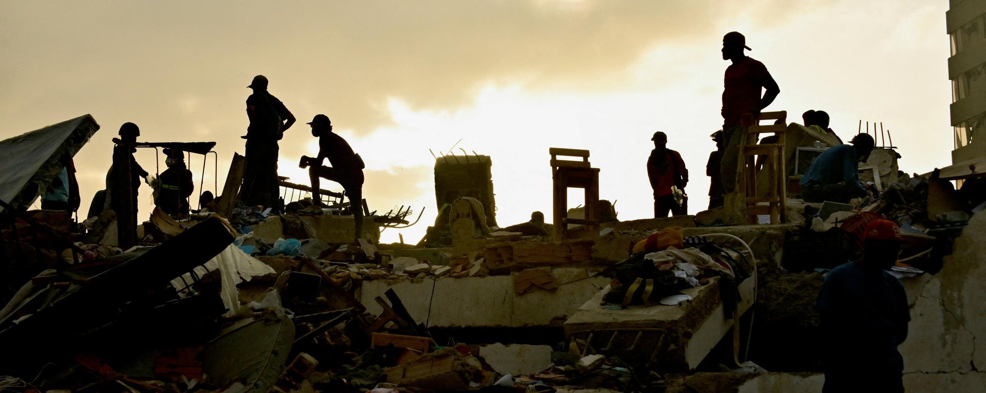 Personal de rescate participa en las labores de salvamento tras los terremotos que azotaron el país, en La Guaira, Venezuela, el 27 de junio de 2026  - Sputnik Mundo, 1920, 28.06.2026