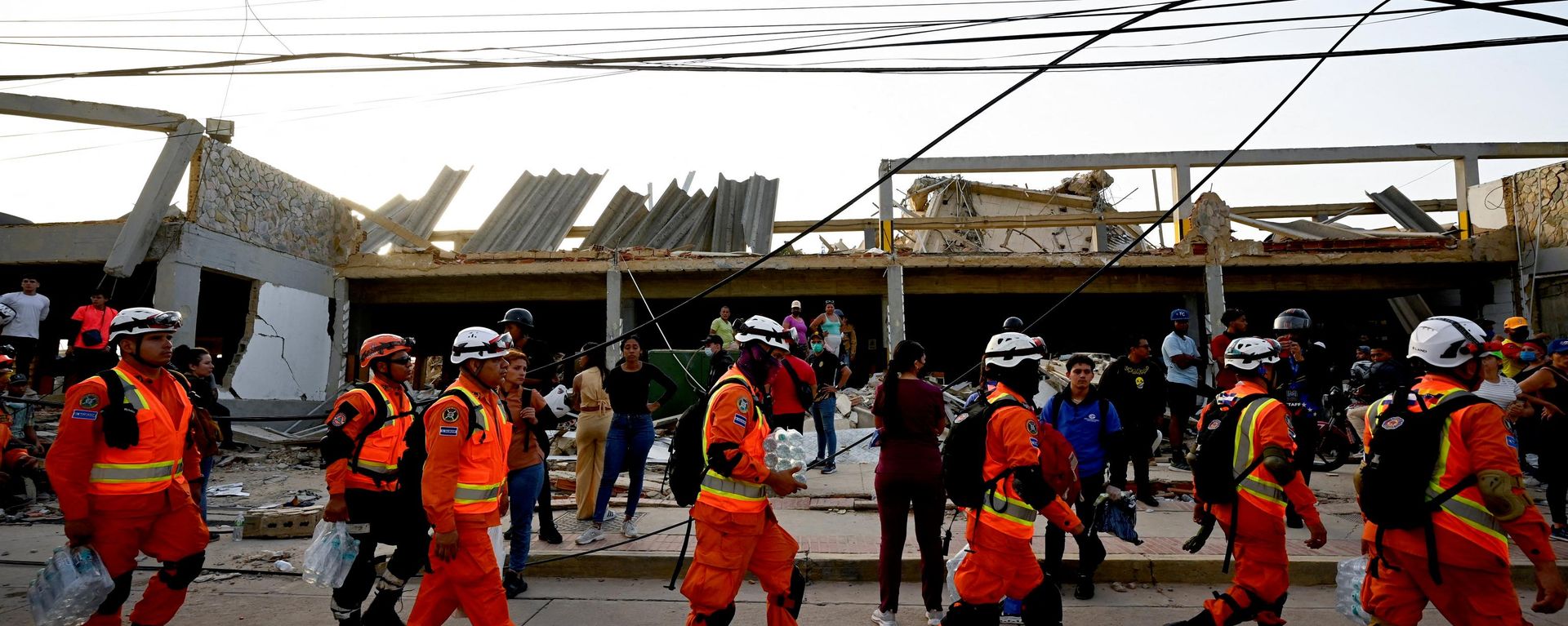 El pueblo salva al pueblo: así es como los grupos de rescate trabajan entre los escombros en Venezuela  - Sputnik Mundo, 1920, 29.06.2026