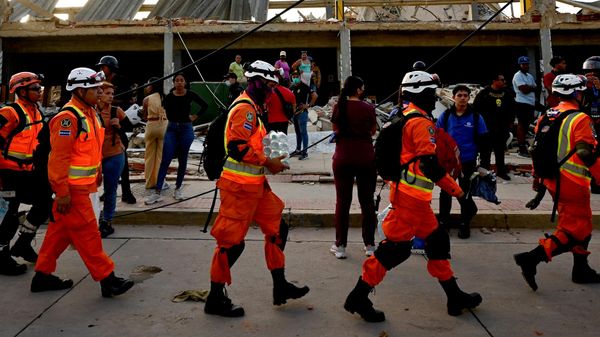 El pueblo salva al pueblo: así es como los grupos de rescate trabajan entre los escombros en Venezuela  - Sputnik Mundo