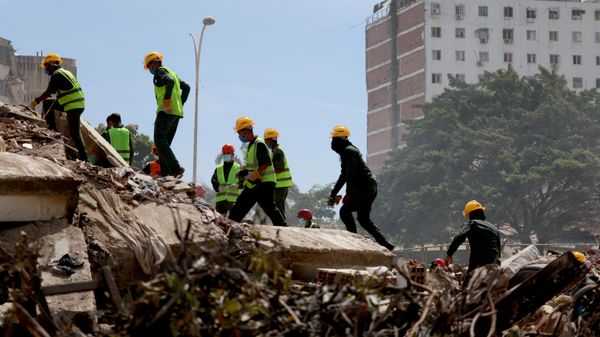 Los rescatistas buscan víctimas entre los escombros, después de que los terremotos azotaran el país, en el barrio de Tanaguarena, La Guaira, Venezuela, 28 de junio de 2026  - Sputnik Mundo